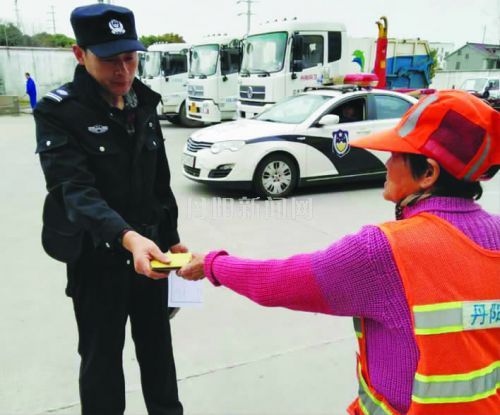 [路上捡到钱包会犯法吗]捡到别人钱包要钱犯法吗